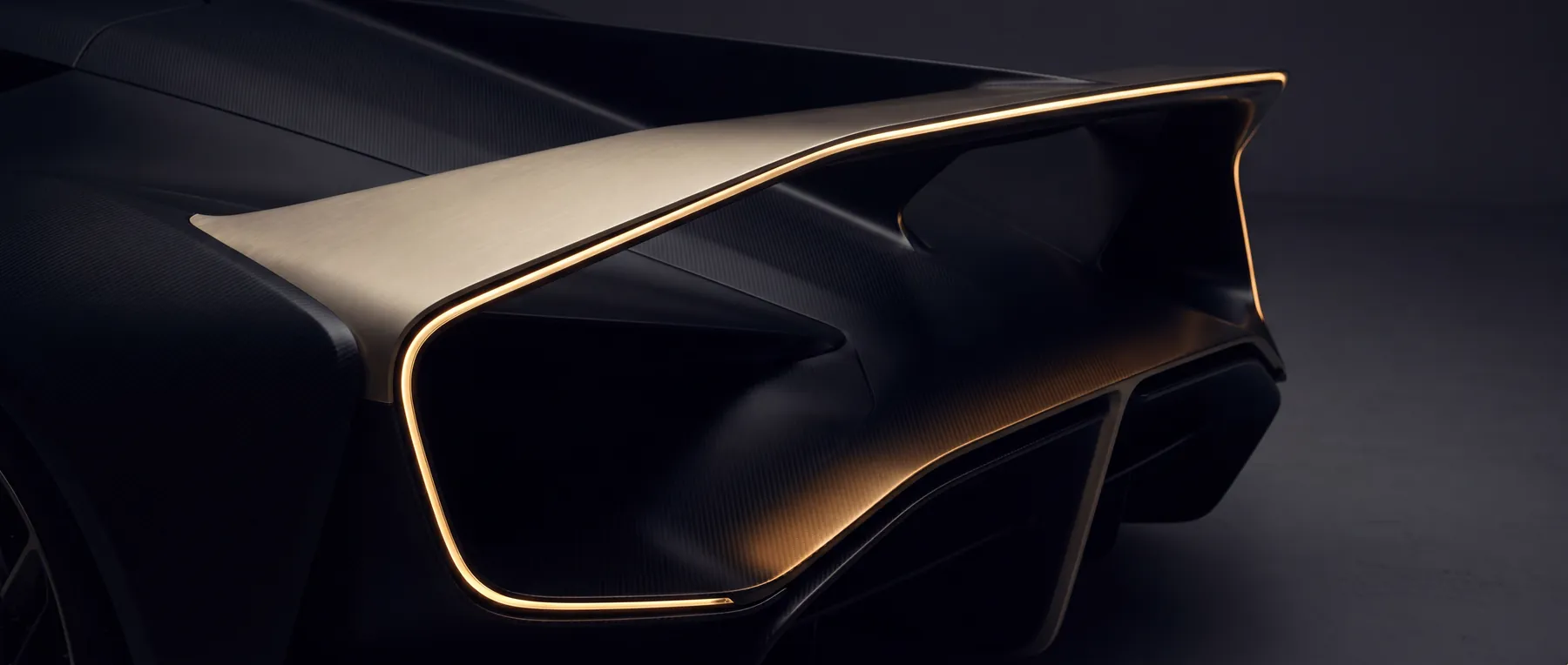 Lion Car — Concept Hypercar Aero-Detail in Schwarz und Gold
